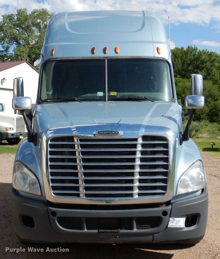 image for item DN7476 2012 Freightliner Cascadia  semi truck