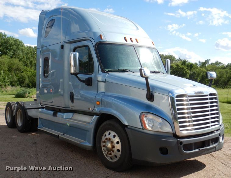 image for item DN7476 2012 Freightliner Cascadia  semi truck