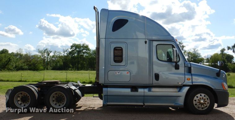 image for item DN7476 2012 Freightliner Cascadia  semi truck