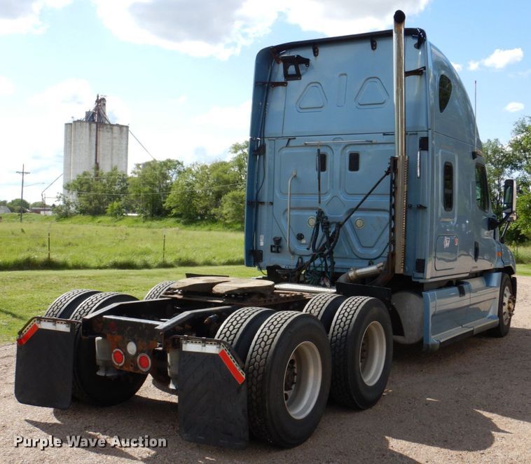 image for item DN7476 2012 Freightliner Cascadia  semi truck