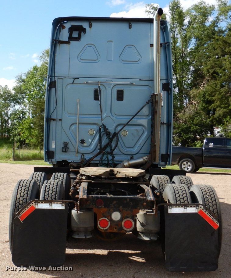 image for item DN7476 2012 Freightliner Cascadia  semi truck