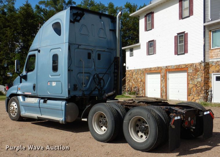 image for item DN7476 2012 Freightliner Cascadia  semi truck