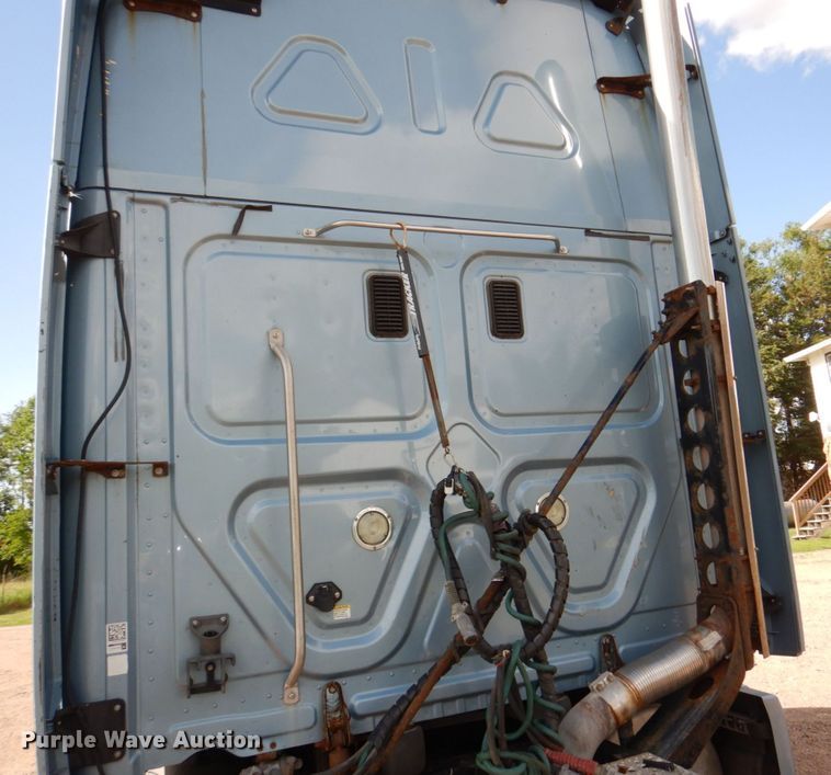 image for item DN7476 2012 Freightliner Cascadia  semi truck