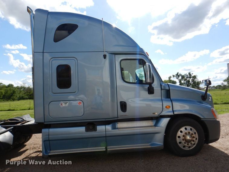 image for item DN7476 2012 Freightliner Cascadia  semi truck