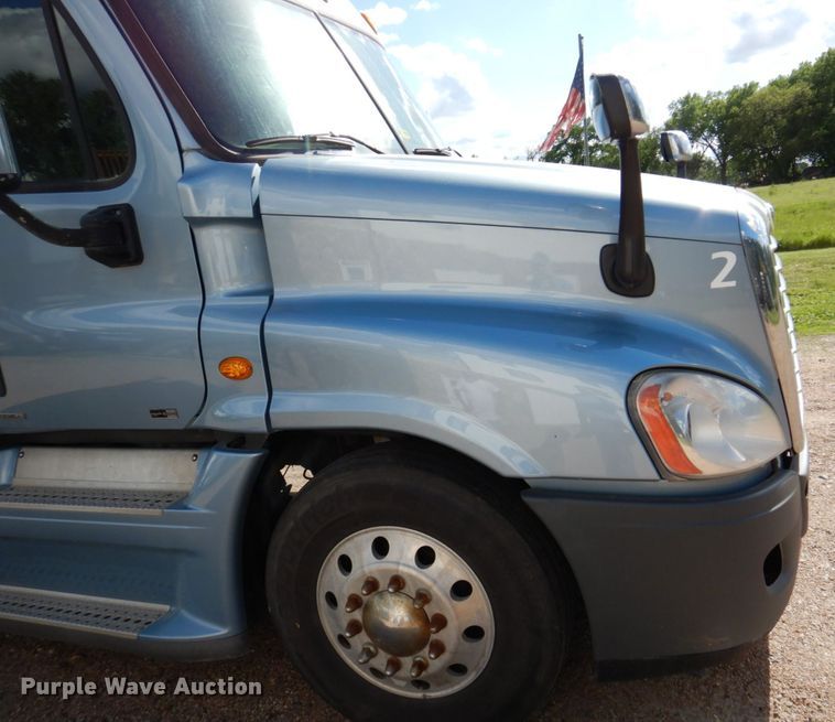 image for item DN7476 2012 Freightliner Cascadia  semi truck