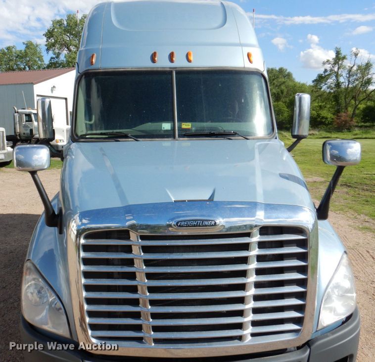 image for item DN7476 2012 Freightliner Cascadia  semi truck