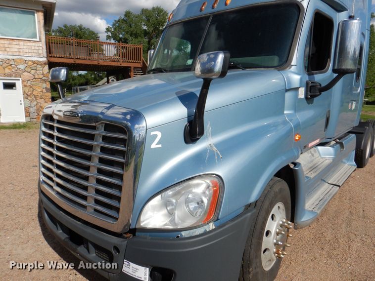 image for item DN7476 2012 Freightliner Cascadia  semi truck