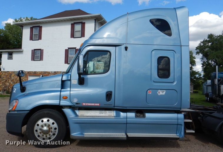 image for item DN7476 2012 Freightliner Cascadia  semi truck