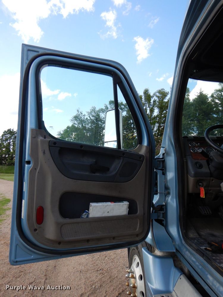 image for item DN7476 2012 Freightliner Cascadia  semi truck