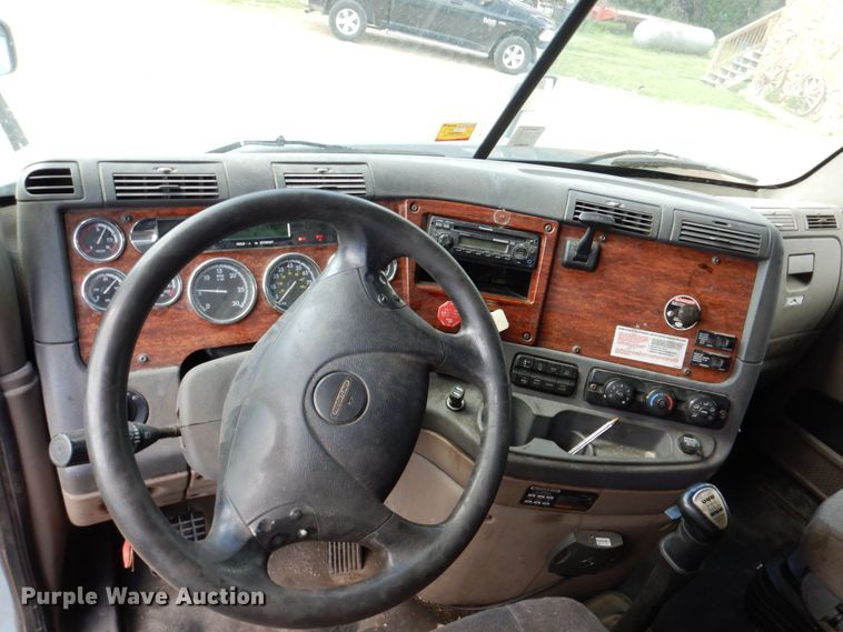 image for item DN7476 2012 Freightliner Cascadia  semi truck