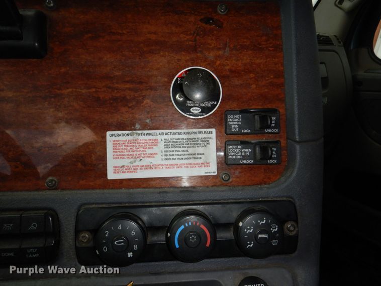 image for item DN7476 2012 Freightliner Cascadia  semi truck