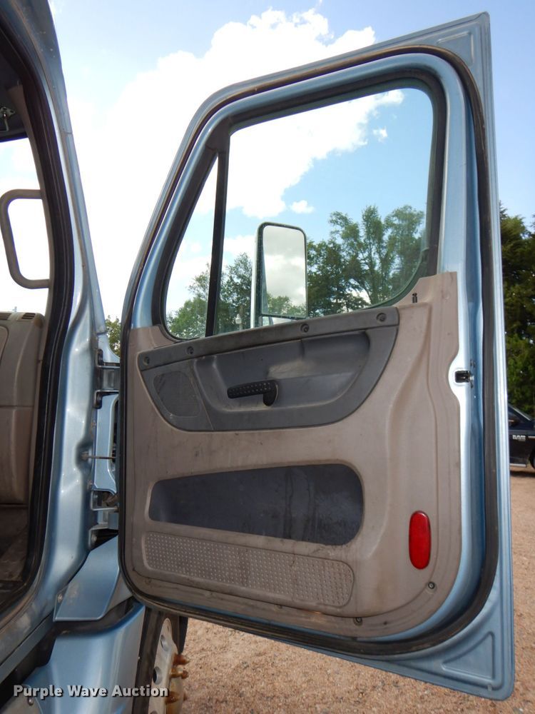 image for item DN7476 2012 Freightliner Cascadia  semi truck