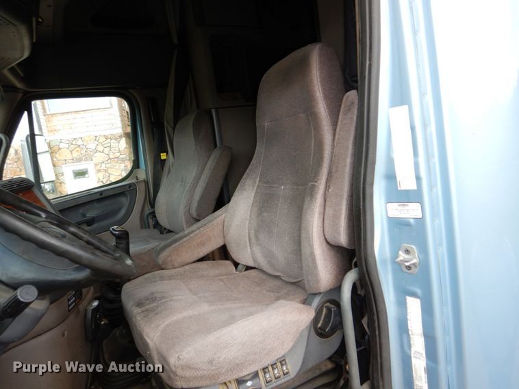 image for item DN7476 2012 Freightliner Cascadia  semi truck