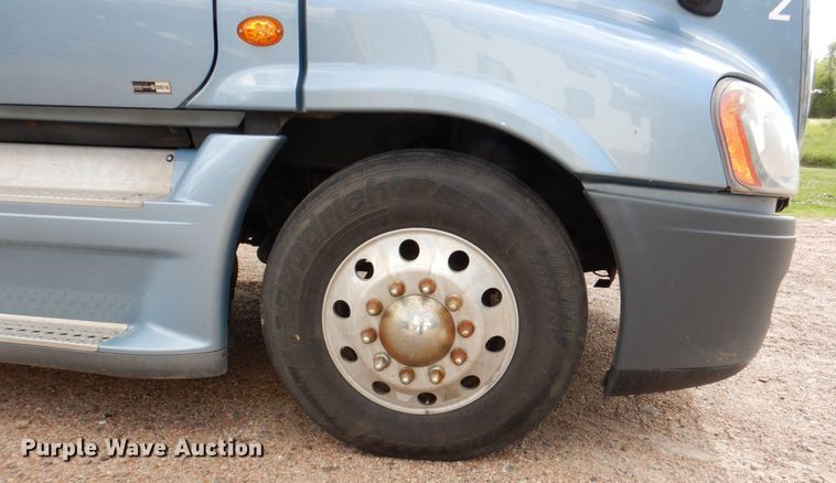 image for item DN7476 2012 Freightliner Cascadia  semi truck