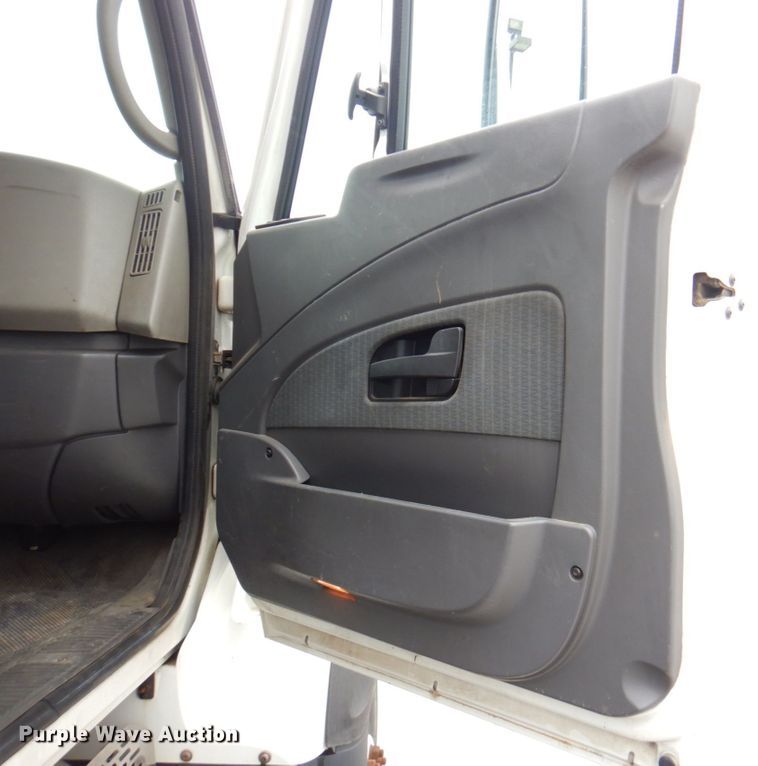 image for item DP4210 2008 International 7600  flatbed truck