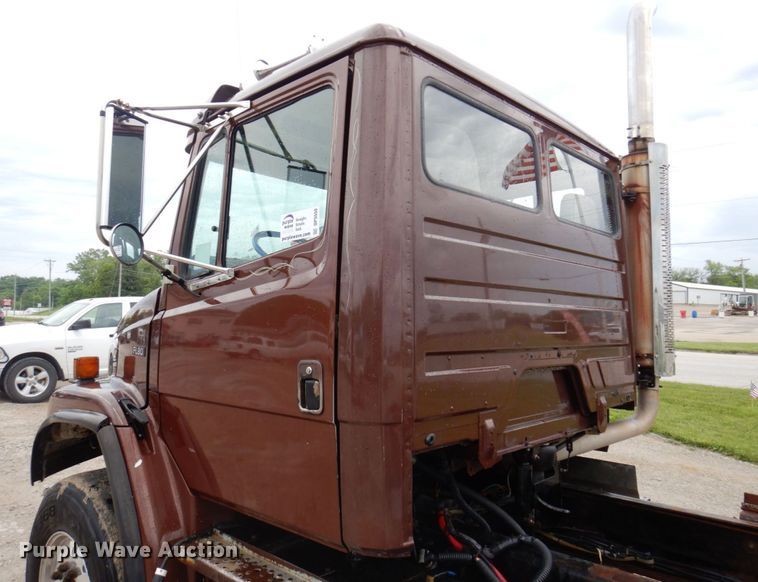 image for item DP5550 2001 Freightliner FL80  truck cab and chassis