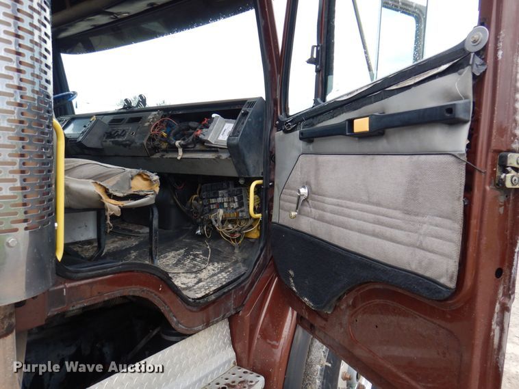 image for item DP5550 2001 Freightliner FL80  truck cab and chassis