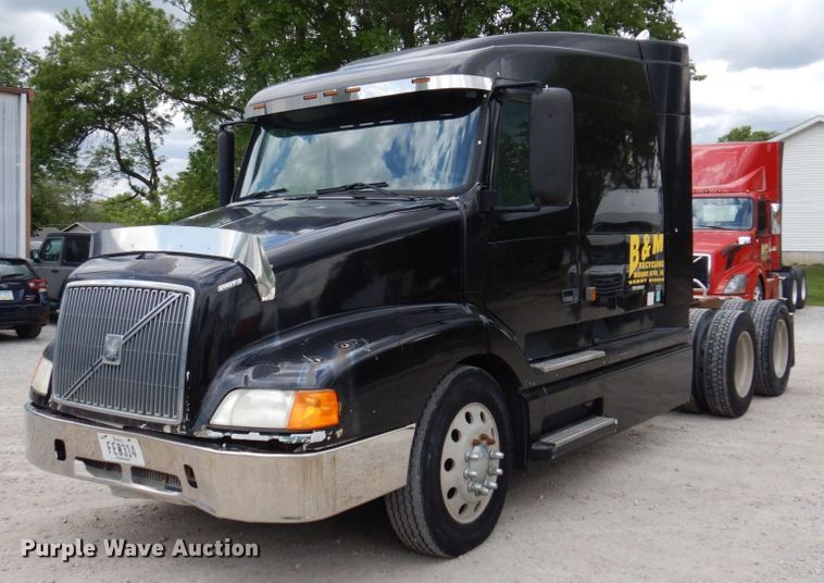 image for item DP5565 1999 Volvo VN  semi truck