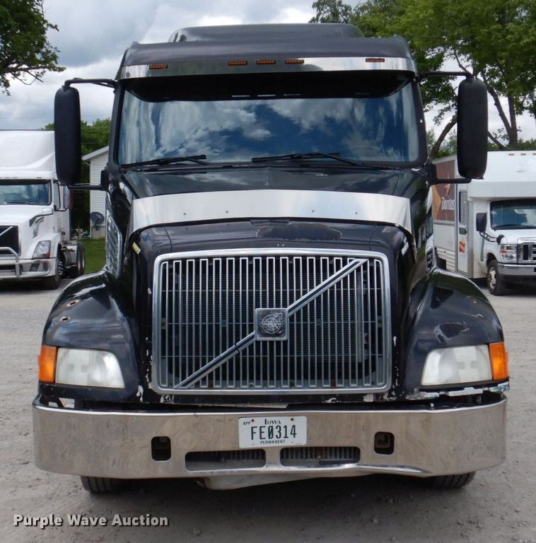 image for item DP5565 1999 Volvo VN  semi truck