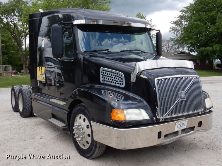 image for item DP5565 1999 Volvo VN  semi truck