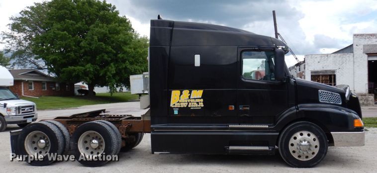 image for item DP5565 1999 Volvo VN  semi truck