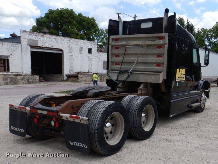 image for item DP5565 1999 Volvo VN  semi truck