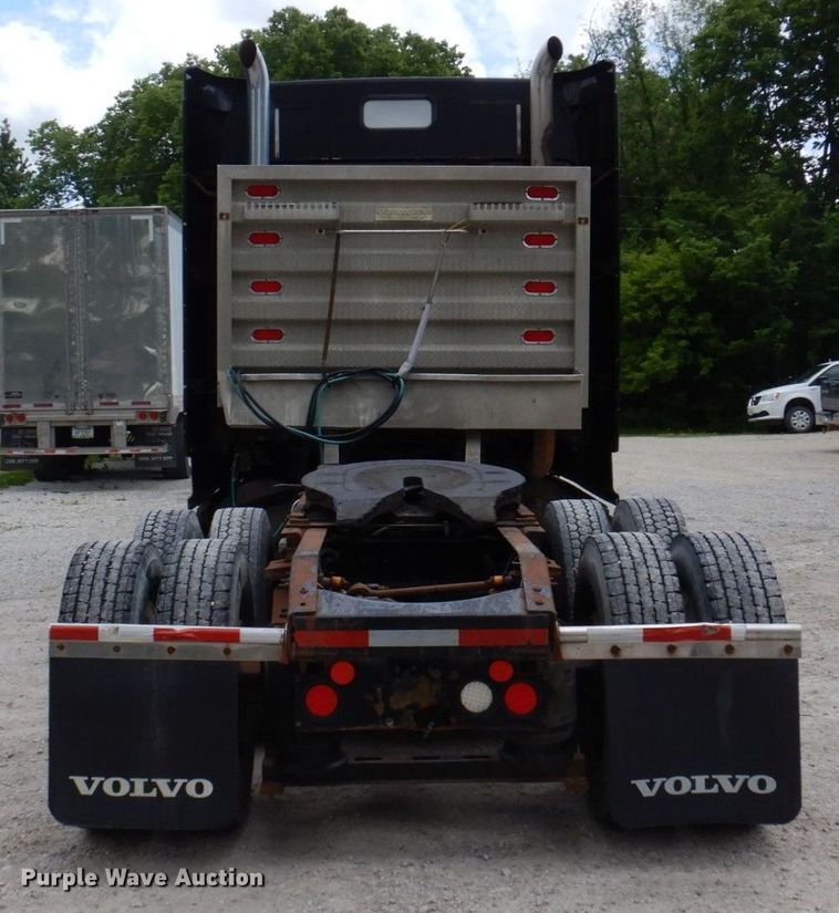 image for item DP5565 1999 Volvo VN  semi truck