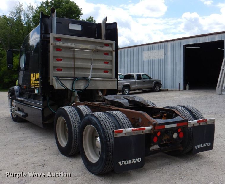 image for item DP5565 1999 Volvo VN  semi truck