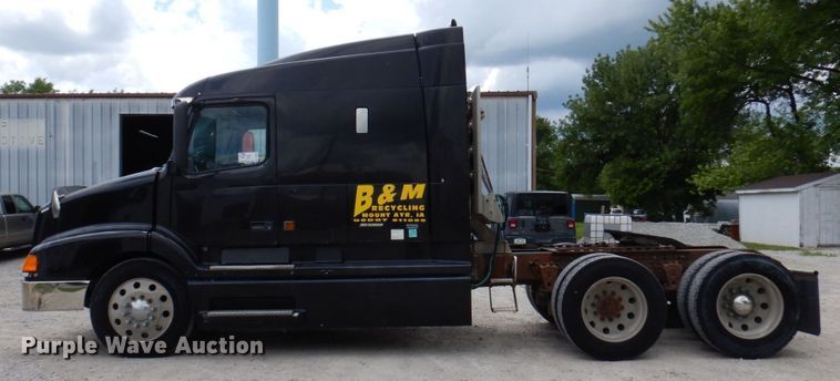 image for item DP5565 1999 Volvo VN  semi truck