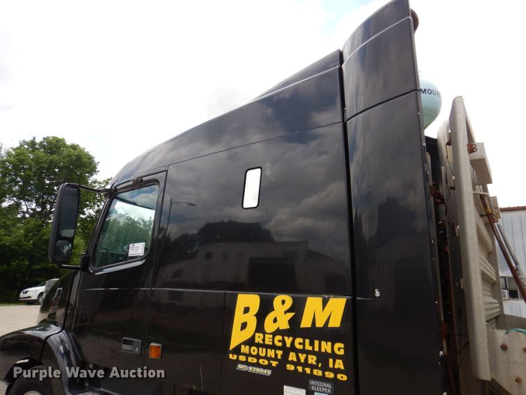 image for item DP5565 1999 Volvo VN  semi truck