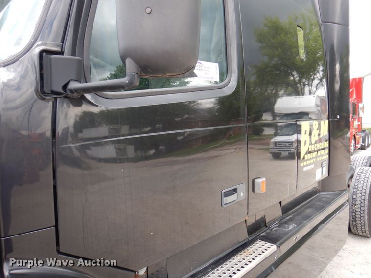 image for item DP5565 1999 Volvo VN  semi truck