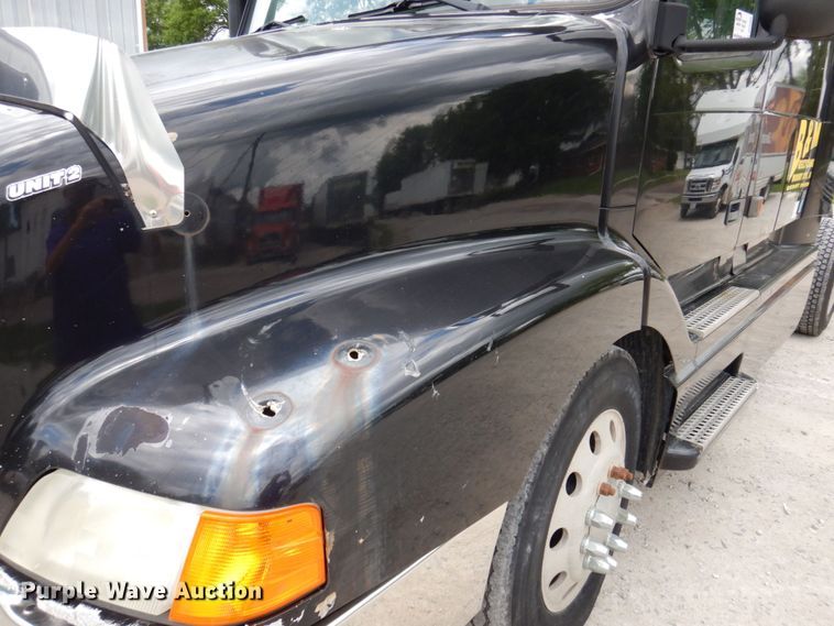 image for item DP5565 1999 Volvo VN  semi truck