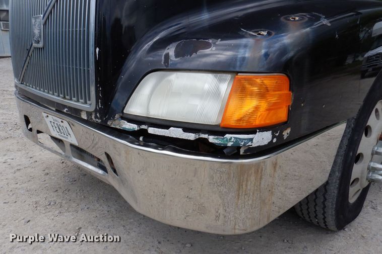 image for item DP5565 1999 Volvo VN  semi truck