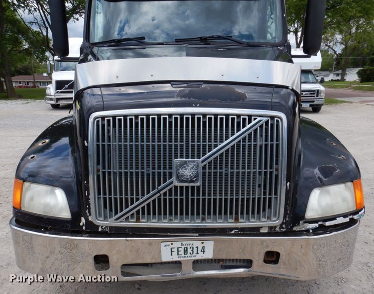 image for item DP5565 1999 Volvo VN  semi truck