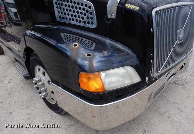 image for item DP5565 1999 Volvo VN  semi truck