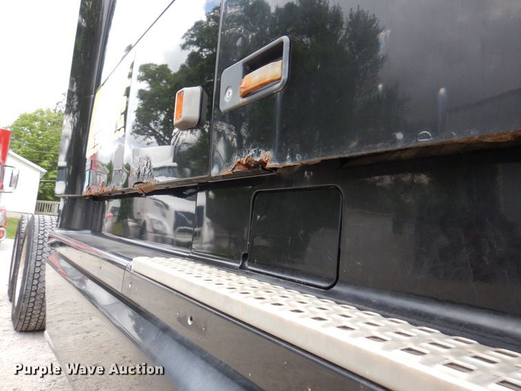 image for item DP5565 1999 Volvo VN  semi truck