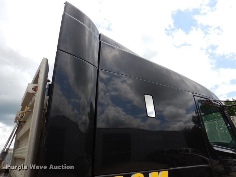 image for item DP5565 1999 Volvo VN  semi truck