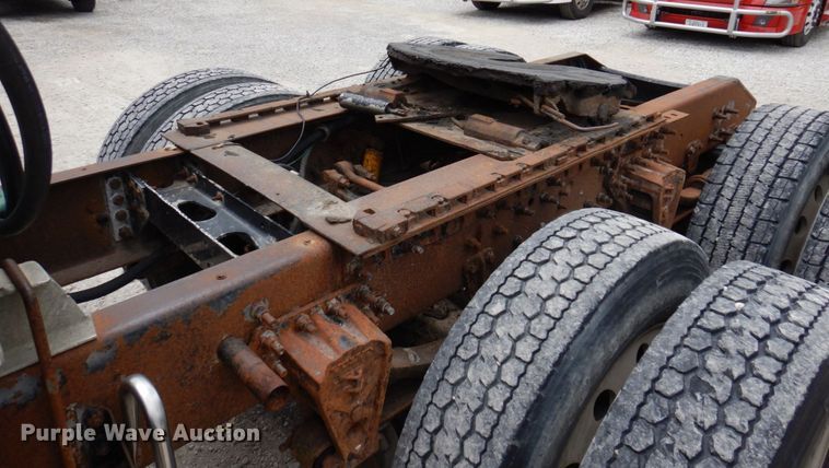 image for item DP5565 1999 Volvo VN  semi truck