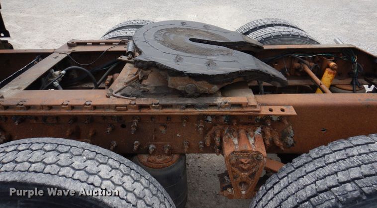 image for item DP5565 1999 Volvo VN  semi truck