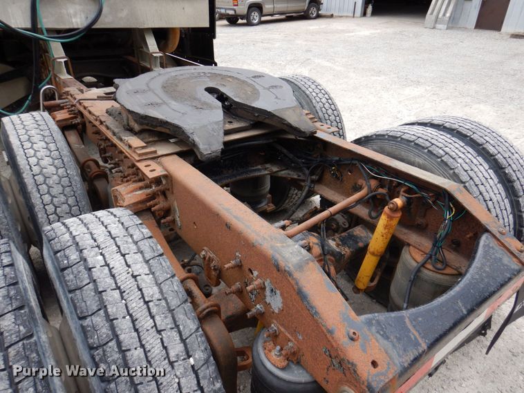 image for item DP5565 1999 Volvo VN  semi truck