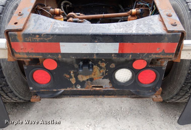 image for item DP5565 1999 Volvo VN  semi truck