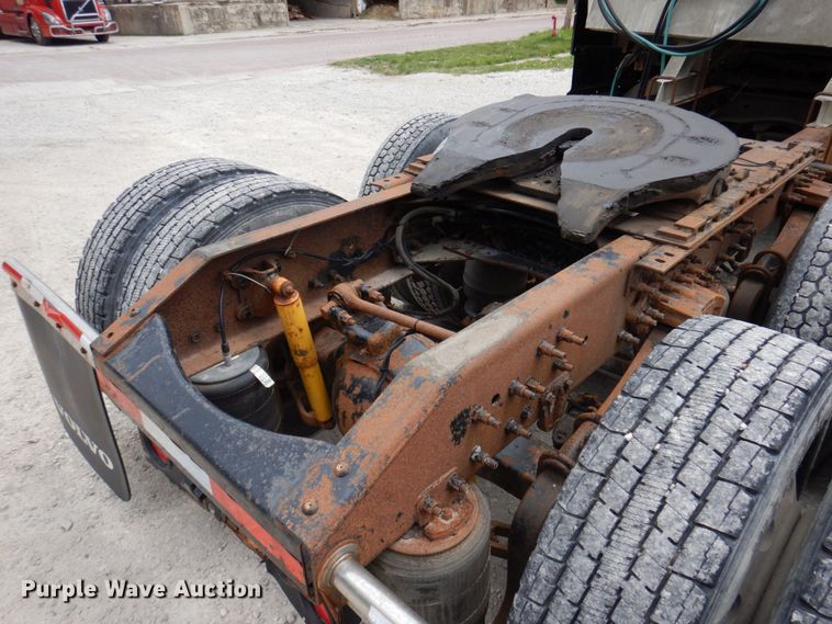 image for item DP5565 1999 Volvo VN  semi truck