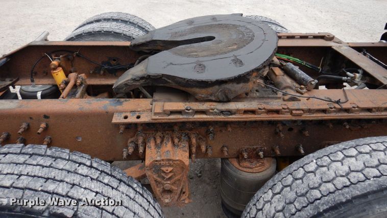 image for item DP5565 1999 Volvo VN  semi truck