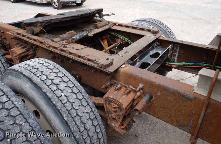 image for item DP5565 1999 Volvo VN  semi truck