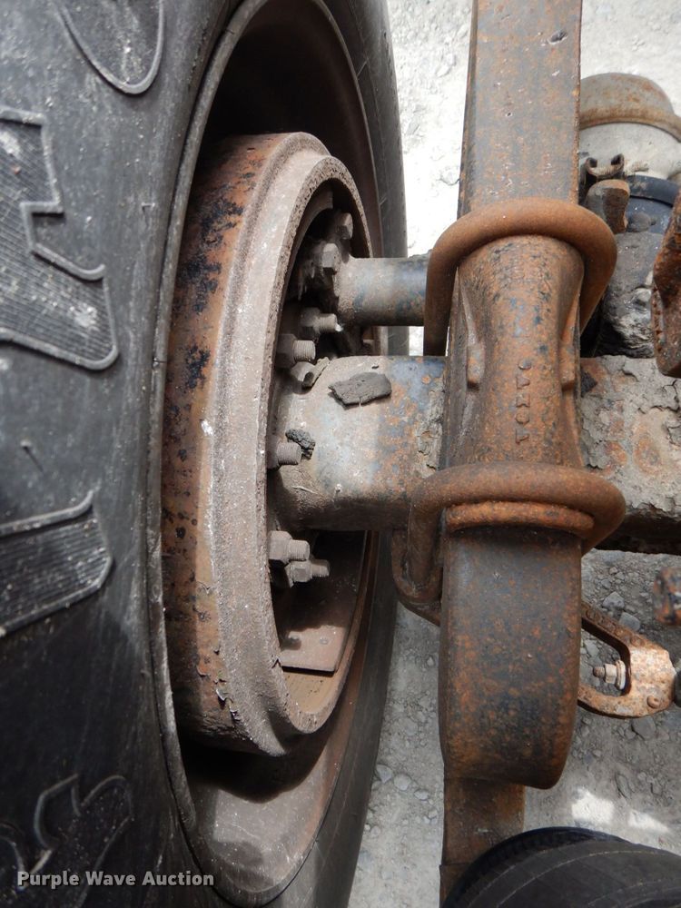 image for item DP5565 1999 Volvo VN  semi truck