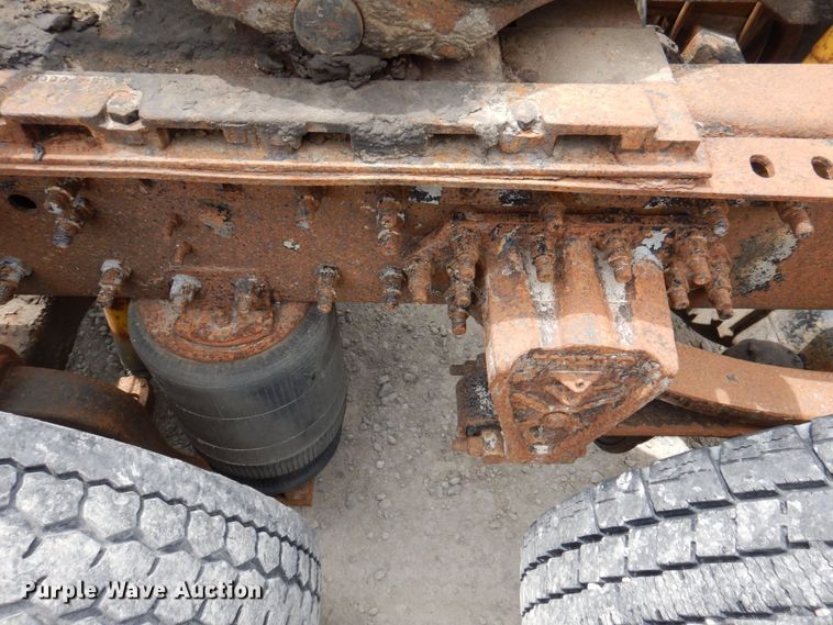 image for item DP5565 1999 Volvo VN  semi truck