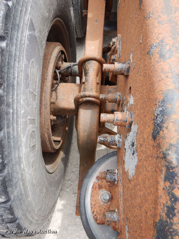 image for item DP5565 1999 Volvo VN  semi truck