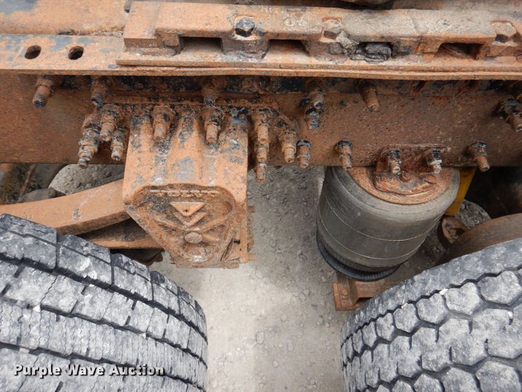 image for item DP5565 1999 Volvo VN  semi truck