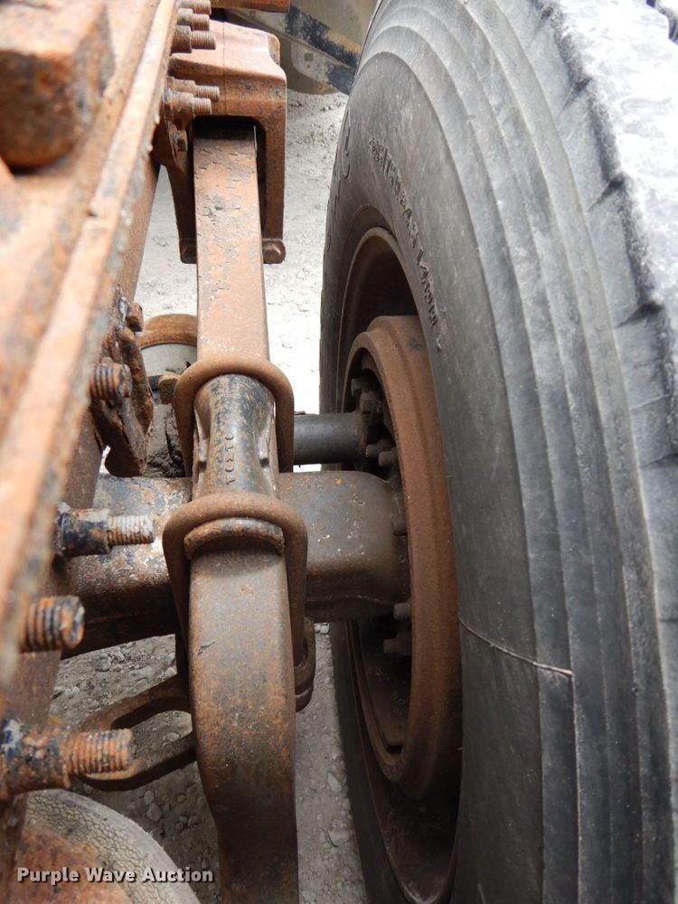 image for item DP5565 1999 Volvo VN  semi truck