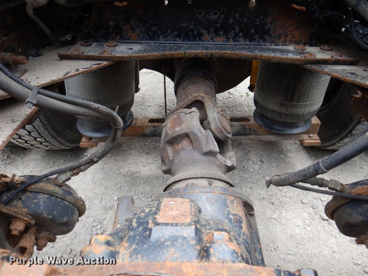 image for item DP5565 1999 Volvo VN  semi truck